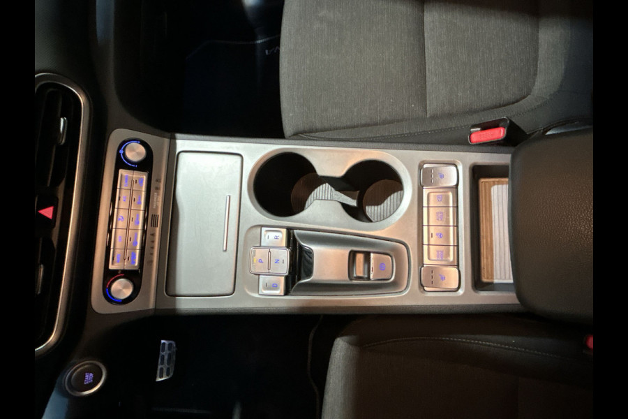 Hyundai Kona EV Premium 64 kWh | Warmtepomp | Verwarmde voorstoelen | Sensoren voor en achter |  SoH (batterijcheck) 100 % score!