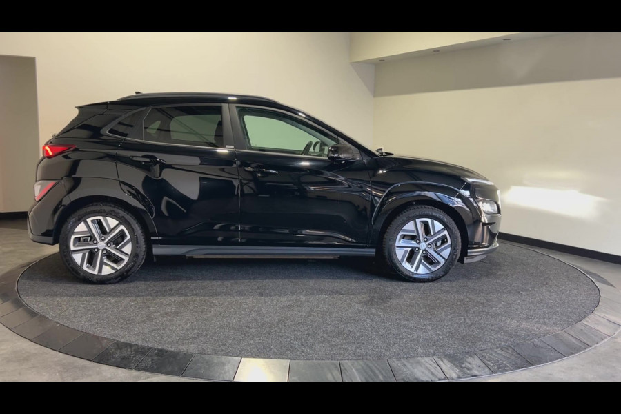 Hyundai Kona EV Premium 64 kWh | Warmtepomp | Verwarmde voorstoelen | Sensoren voor en achter |  SoH (batterijcheck) 100 % score!