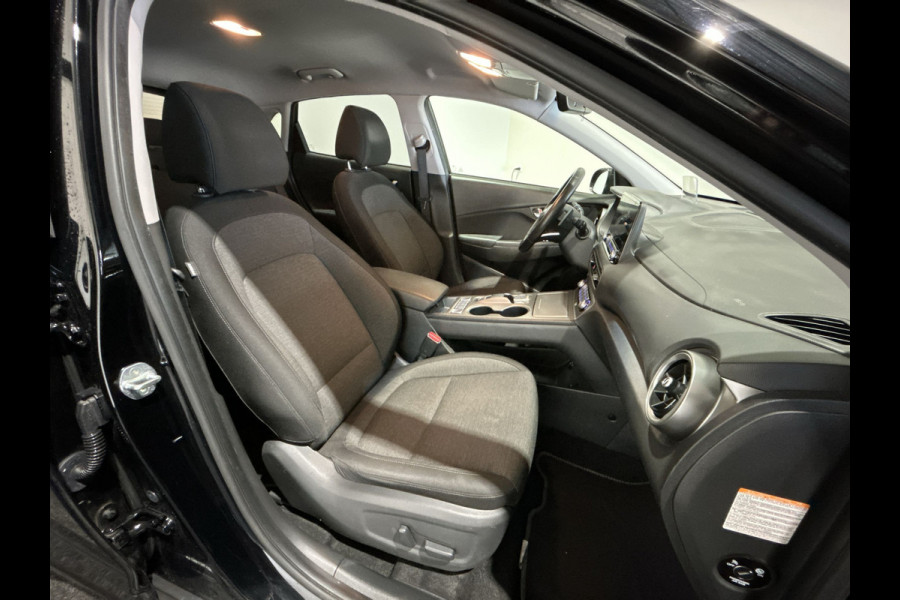 Hyundai Kona EV Premium 64 kWh | Warmtepomp | Verwarmde voorstoelen | Sensoren voor en achter |  SoH (batterijcheck) 100 % score!
