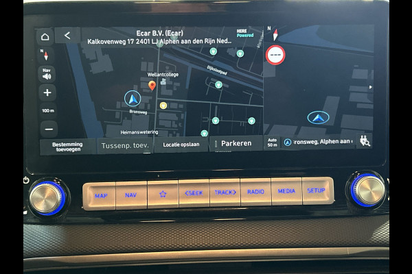 Hyundai Kona EV Premium 64 kWh | Warmtepomp | Verwarmde voorstoelen | Sensoren voor en achter |  SoH (batterijcheck) 100 % score!