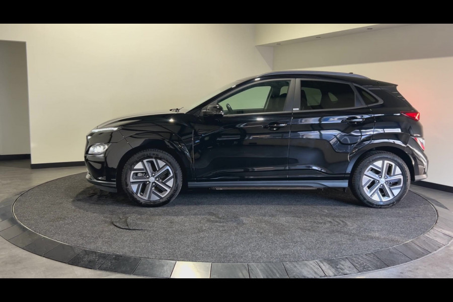 Hyundai Kona EV Premium 64 kWh | Warmtepomp | Verwarmde voorstoelen | Sensoren voor en achter |  SoH (batterijcheck) 100 % score!