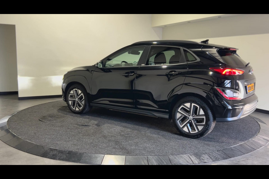 Hyundai Kona EV Premium 64 kWh | Warmtepomp | Verwarmde voorstoelen | Sensoren voor en achter |  SoH (batterijcheck) 100 % score!