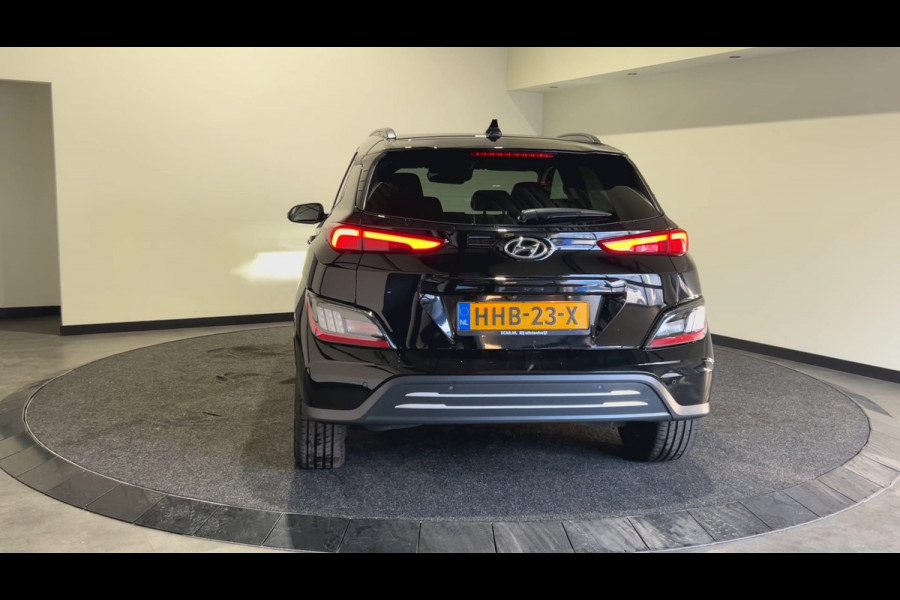 Hyundai Kona EV Premium 64 kWh | Warmtepomp | Verwarmde voorstoelen | Sensoren voor en achter |  SoH (batterijcheck) 100 % score!