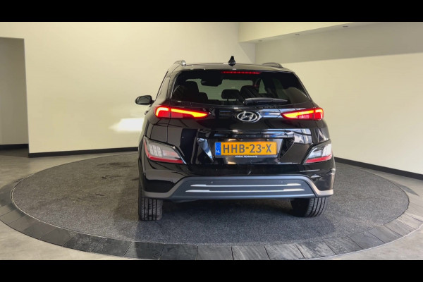 Hyundai Kona EV Premium 64 kWh | Warmtepomp | Verwarmde voorstoelen | Sensoren voor en achter |  SoH (batterijcheck) 100 % score!