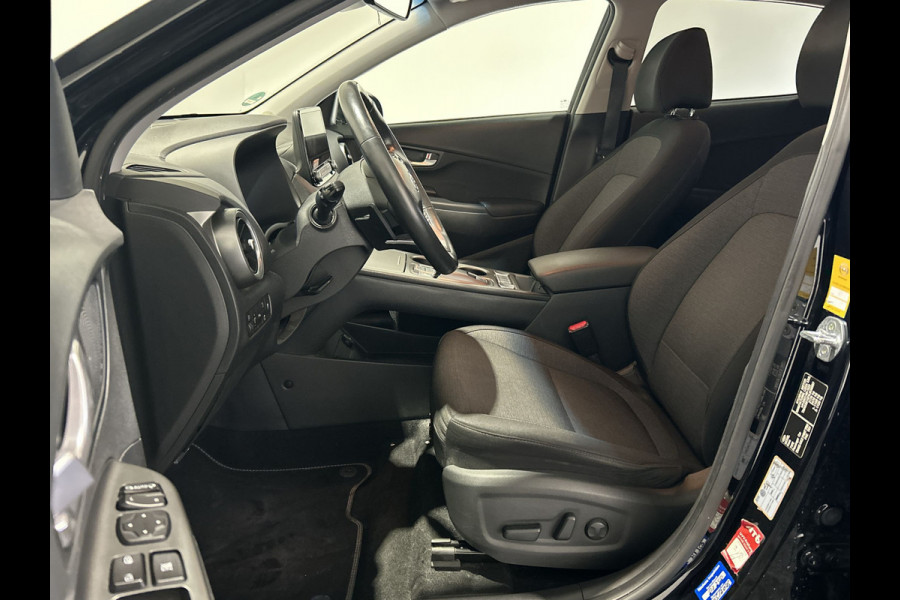 Hyundai Kona EV Premium 64 kWh | Warmtepomp | Verwarmde voorstoelen | Sensoren voor en achter |  SoH (batterijcheck) 100 % score!