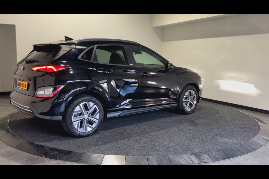 Hyundai Kona EV Premium 64 kWh | Warmtepomp | Verwarmde voorstoelen | Sensoren voor en achter |  SoH (batterijcheck) 100 % score!