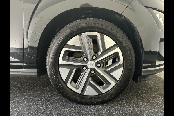 Hyundai Kona EV Premium 64 kWh | Warmtepomp | Verwarmde voorstoelen | Sensoren voor en achter |  SoH (batterijcheck) 100 % score!