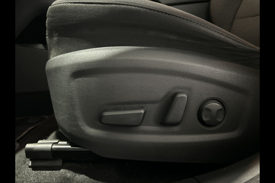 Hyundai Kona EV Premium 64 kWh | Warmtepomp | Verwarmde voorstoelen | Sensoren voor en achter |  SoH (batterijcheck) 100 % score!