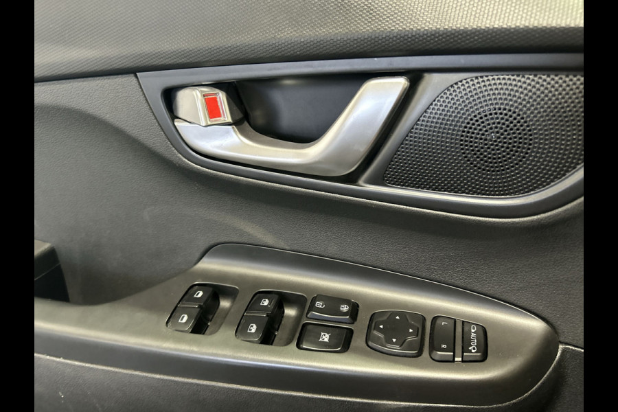 Hyundai Kona EV Premium 64 kWh | Warmtepomp | Verwarmde voorstoelen | Sensoren voor en achter |  SoH (batterijcheck) 100 % score!