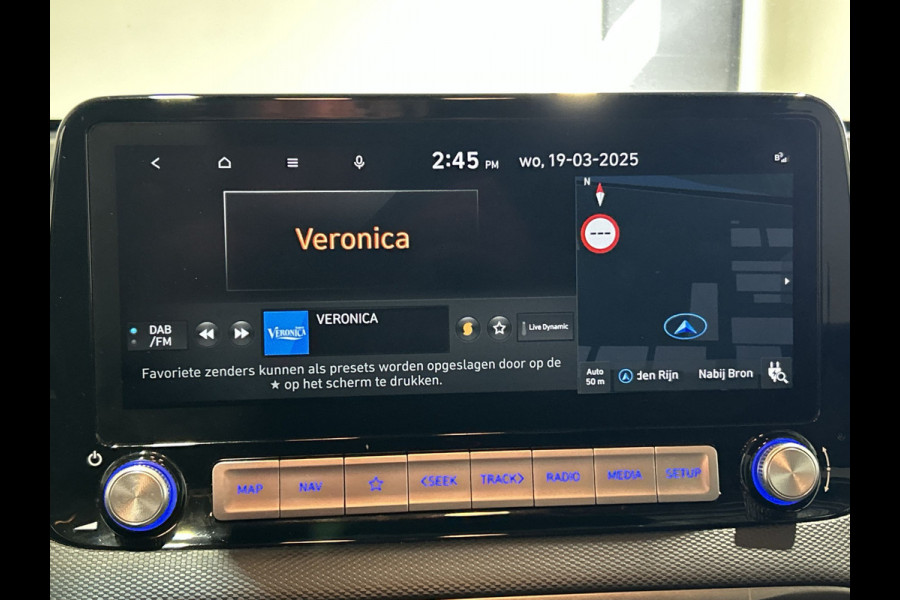 Hyundai Kona EV Premium 64 kWh | Warmtepomp | Verwarmde voorstoelen | Sensoren voor en achter |  SoH (batterijcheck) 100 % score!