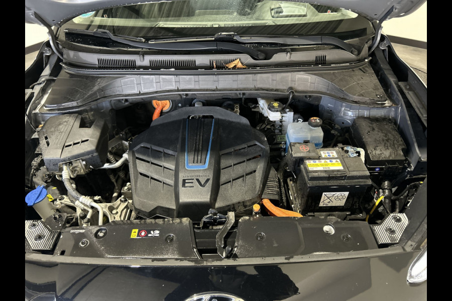 Hyundai Kona EV Premium 64 kWh | Warmtepomp | Verwarmde voorstoelen | Sensoren voor en achter |  SoH (batterijcheck) 100 % score!