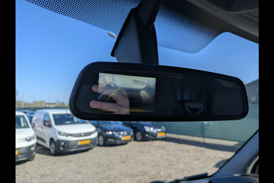 Renault Master T33 2.3 dCi 3P. Camera Airco EURO6 Y Imperiaal Trekhaak 3-Persoons Cruise Control Lat om lat betimmering Betonplex Vloer Bluetooth Sidebars 1e Eigenaar EURO 6 Y 2.500kg trekvermogen!