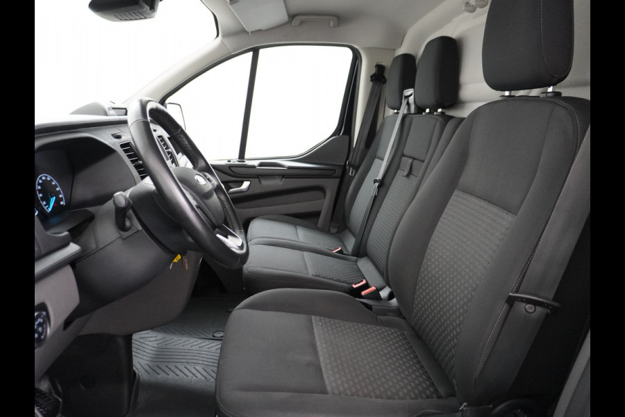 Ford Transit Custom 2.0TDCI 130PK 3-persoons Airco PDC Trekhaak Cruise-Controle Adaptieve bochtverlichting Voorruit Verwarmbaar Betonplex Schuifdeur Projector-koplamp mistlampen regen-/lichtsensor Zeer Compleet! EURO 6 385Nm 2.500kg Trekvermogen!