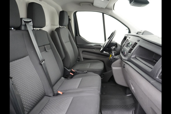 Ford Transit Custom 2.0TDCI 130PK 3-persoons Airco PDC Trekhaak Cruise-Controle Adaptieve bochtverlichting Voorruit Verwarmbaar Betonplex Schuifdeur Projector-koplamp mistlampen regen-/lichtsensor Zeer Compleet! EURO 6 385Nm 2.500kg Trekvermogen!