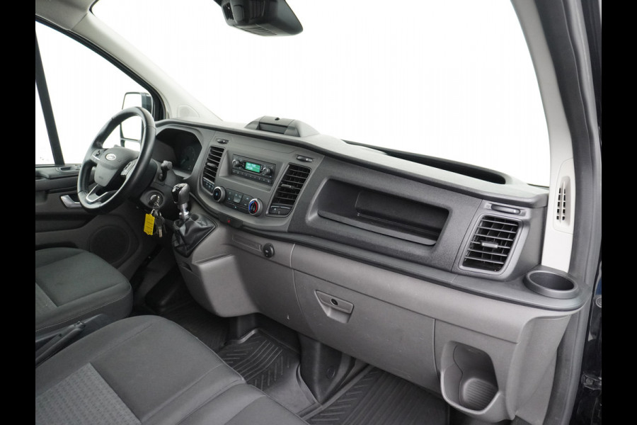 Ford Transit Custom 2.0TDCI 130PK 3-persoons Airco PDC Trekhaak Cruise-Controle Adaptieve bochtverlichting Voorruit Verwarmbaar Betonplex Schuifdeur Projector-koplamp mistlampen regen-/lichtsensor Zeer Compleet! EURO 6 385Nm 2.500kg Trekvermogen!