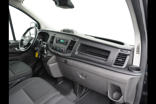Ford Transit Custom 2.0TDCI 130PK 3-persoons Airco PDC Trekhaak Cruise-Controle Adaptieve bochtverlichting Voorruit Verwarmbaar Betonplex Schuifdeur Projector-koplamp mistlampen regen-/lichtsensor Zeer Compleet! EURO 6 385Nm 2.500kg Trekvermogen!