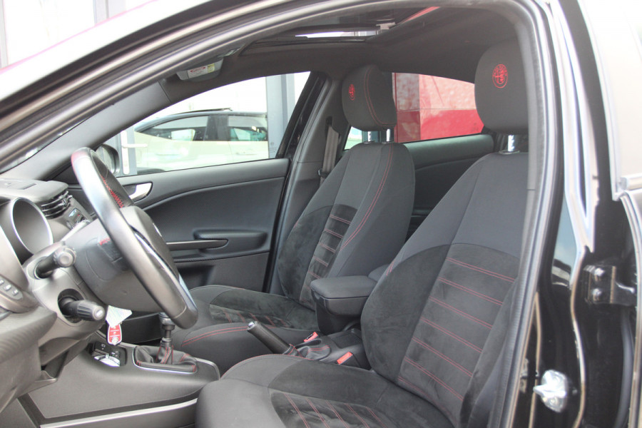 Alfa Romeo Giulietta 1.4 Turbo Sport | Panoramadak | 17" velgen | stoelverwarming rijdende auto niet altijd aanwezig