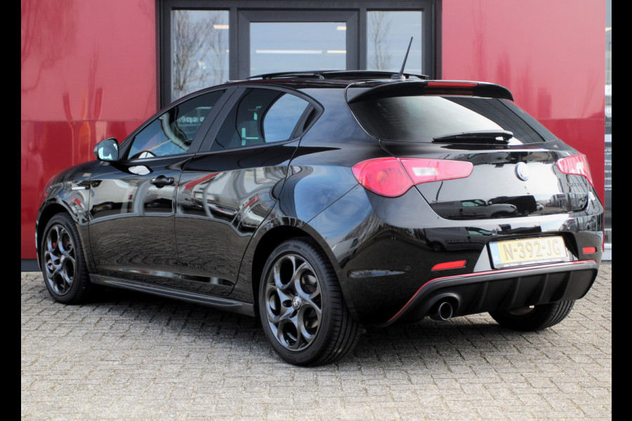 Alfa Romeo Giulietta 1.4 Turbo Sport | Panoramadak | 17" velgen | stoelverwarming rijdende auto niet altijd aanwezig