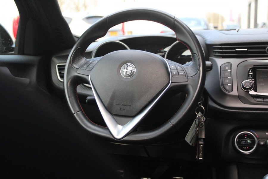 Alfa Romeo Giulietta 1.4 Turbo Sport | Panoramadak | 17" velgen | stoelverwarming rijdende auto niet altijd aanwezig