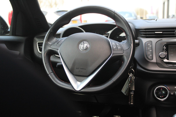 Alfa Romeo Giulietta 1.4 Turbo Sport | Panoramadak | 17" velgen | stoelverwarming rijdende auto niet altijd aanwezig