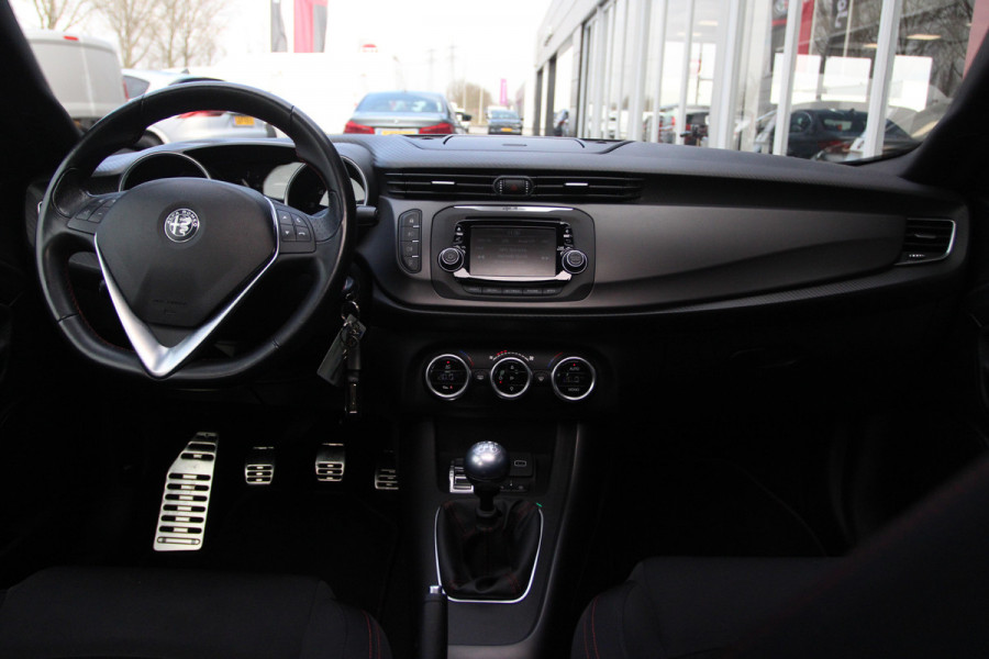Alfa Romeo Giulietta 1.4 Turbo Sport | Panoramadak | 17" velgen | stoelverwarming rijdende auto niet altijd aanwezig