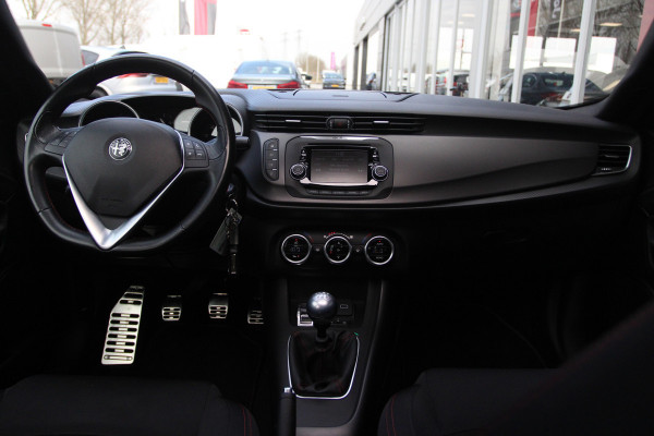 Alfa Romeo Giulietta 1.4 Turbo Sport | Panoramadak | 17" velgen | stoelverwarming rijdende auto niet altijd aanwezig