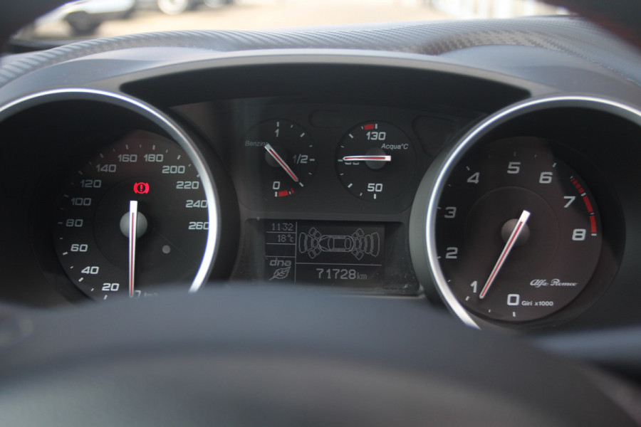 Alfa Romeo Giulietta 1.4 Turbo Sport | Panoramadak | 17" velgen | stoelverwarming rijdende auto niet altijd aanwezig