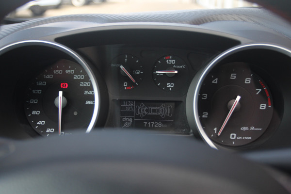 Alfa Romeo Giulietta 1.4 Turbo Sport | Panoramadak | 17" velgen | stoelverwarming rijdende auto niet altijd aanwezig