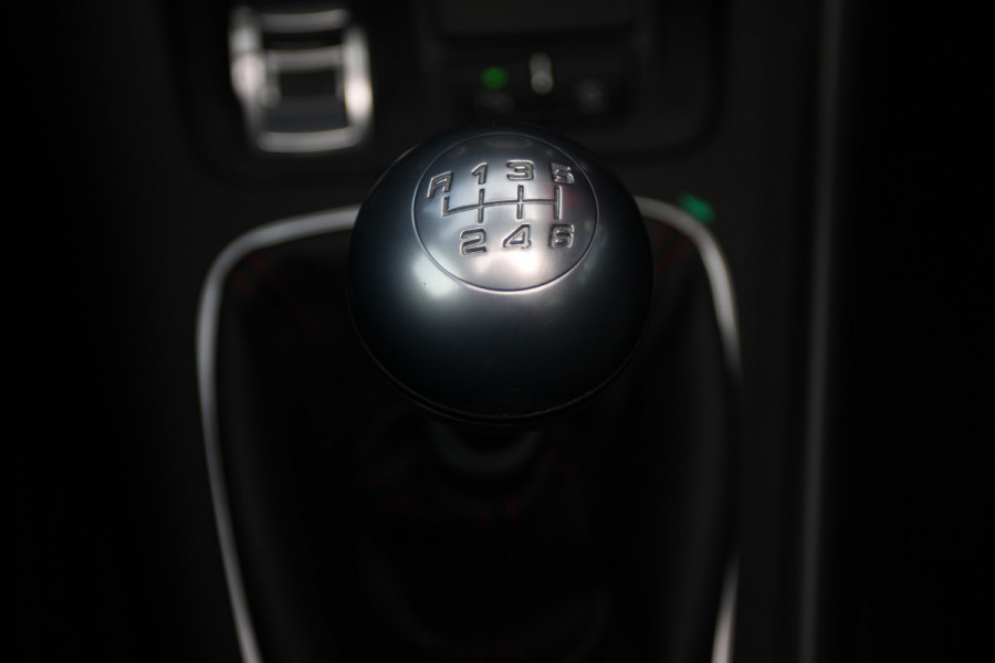 Alfa Romeo Giulietta 1.4 Turbo Sport | Panoramadak | 17" velgen | stoelverwarming rijdende auto niet altijd aanwezig