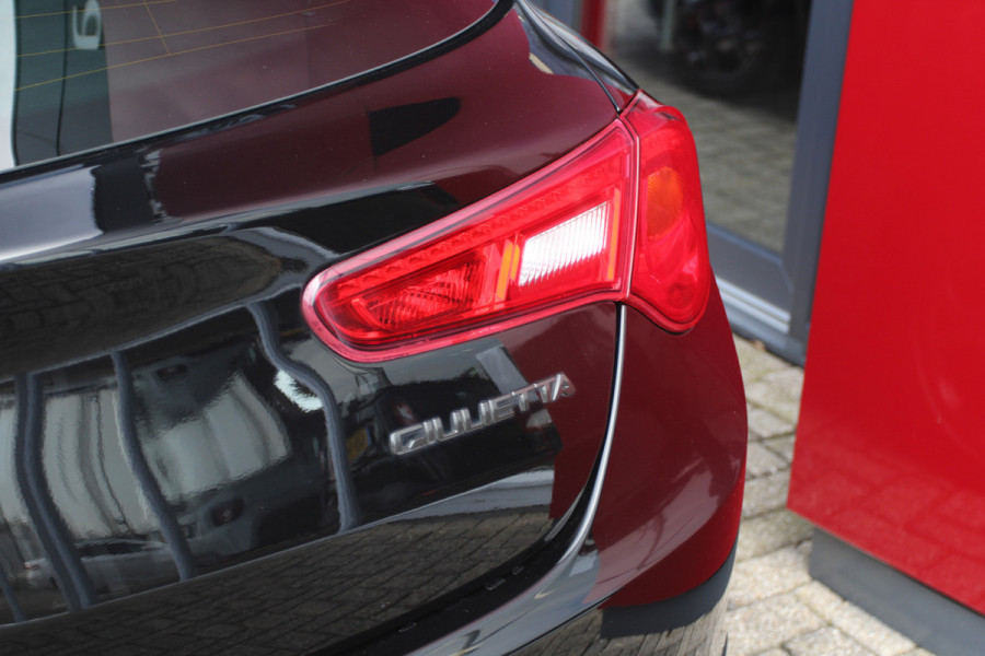 Alfa Romeo Giulietta 1.4 Turbo Sport | Panoramadak | 17" velgen | stoelverwarming rijdende auto niet altijd aanwezig