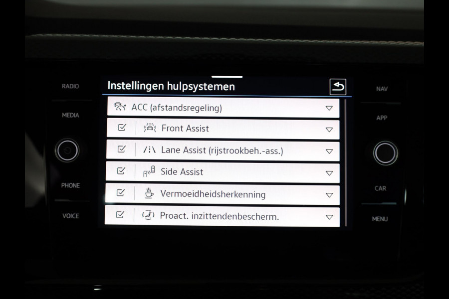 Volkswagen Polo 1.0 TSI Life 95 pk Automaat (DSG) | Navigatie via App | Parkeersensoren (Park assist) | Adaptieve cruise control | Stoelverwarming | LED koplampen |