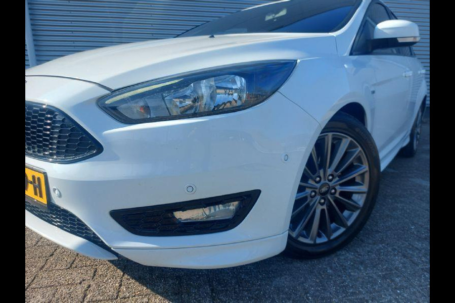 Ford Focus 1.5 Titanium airco,cruise,navigatie,stoel/stuurverwarming,parkeersensoren,
