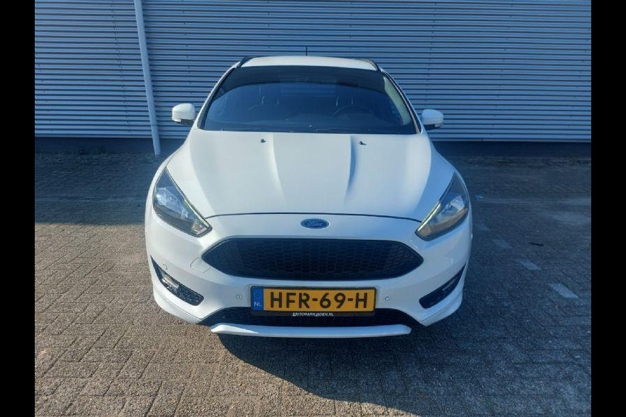 Ford Focus 1.5 Titanium airco,cruise,navigatie,stoel/stuurverwarming,parkeersensoren,