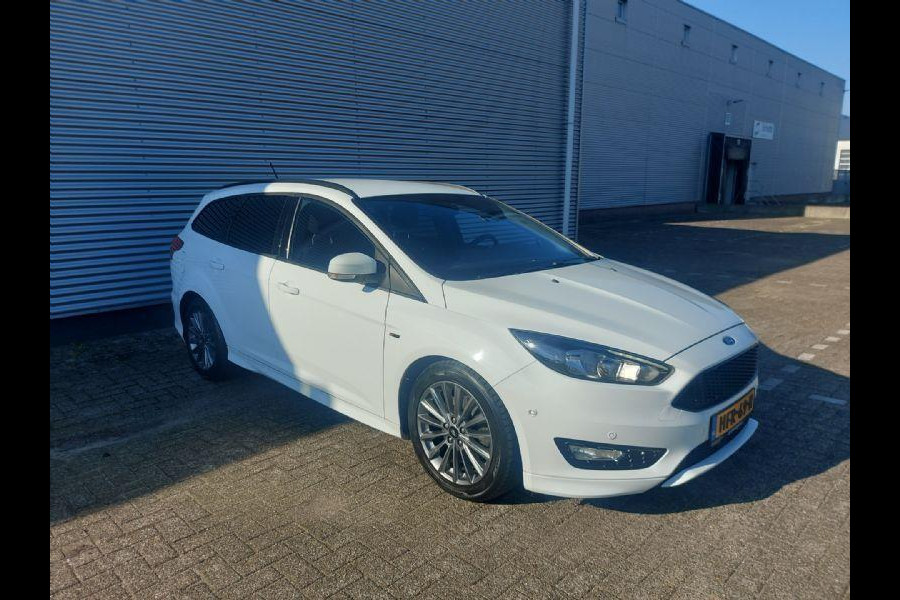 Ford Focus 1.5 Titanium airco,cruise,navigatie,stoel/stuurverwarming,parkeersensoren,