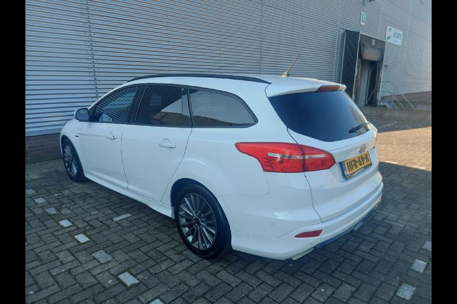 Ford Focus 1.5 Titanium airco,cruise,navigatie,stoel/stuurverwarming,parkeersensoren,