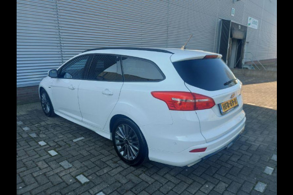 Ford Focus 1.5 Titanium airco,cruise,navigatie,stoel/stuurverwarming,parkeersensoren,