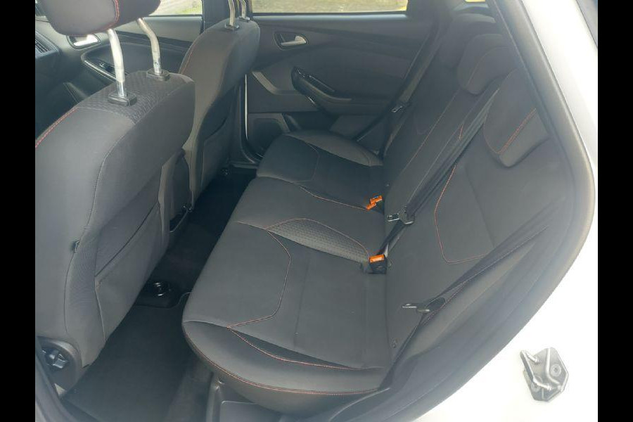Ford Focus 1.5 Titanium airco,cruise,navigatie,stoel/stuurverwarming,parkeersensoren,