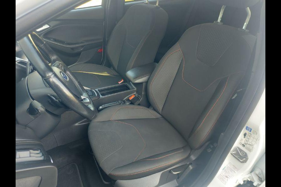Ford Focus 1.5 Titanium airco,cruise,navigatie,stoel/stuurverwarming,parkeersensoren,