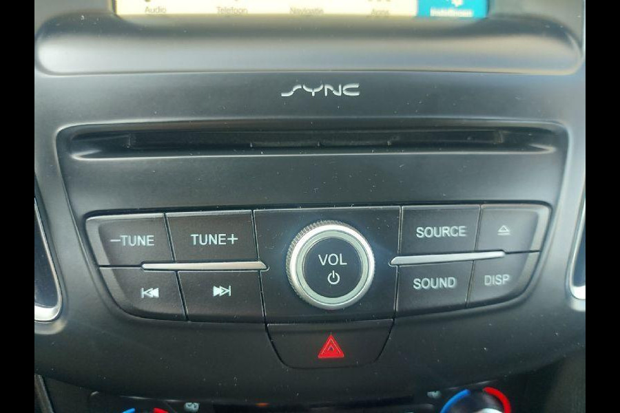 Ford Focus 1.5 Titanium airco,cruise,navigatie,stoel/stuurverwarming,parkeersensoren,