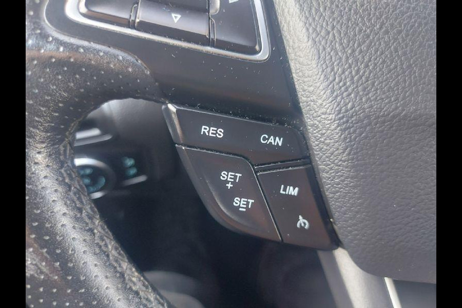 Ford Focus 1.5 Titanium airco,cruise,navigatie,stoel/stuurverwarming,parkeersensoren,