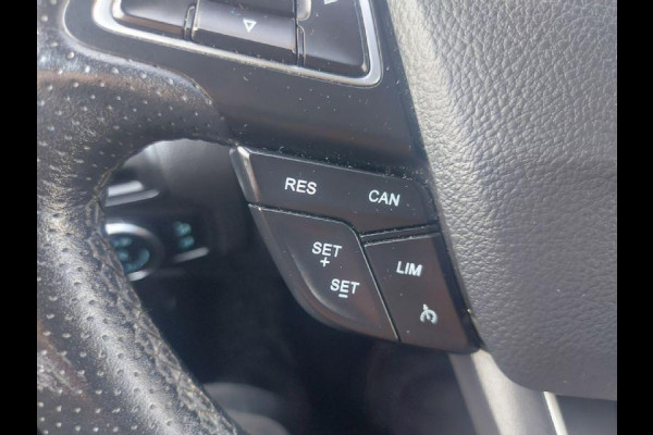 Ford Focus 1.5 Titanium airco,cruise,navigatie,stoel/stuurverwarming,parkeersensoren,