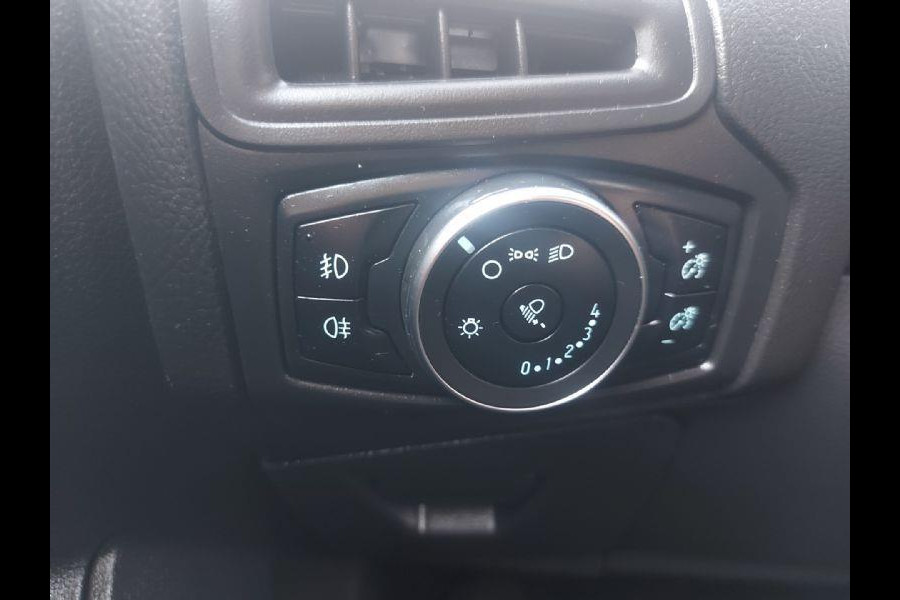 Ford Focus 1.5 Titanium airco,cruise,navigatie,stoel/stuurverwarming,parkeersensoren,