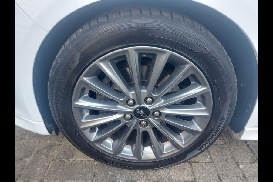 Ford Focus 1.5 Titanium airco,cruise,navigatie,stoel/stuurverwarming,parkeersensoren,