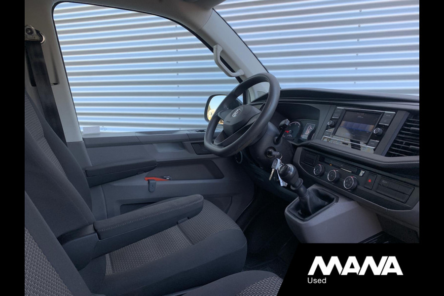 Volkswagen Transporter 2.0TDI L2H1 28 Airco Cruise Sensoren Trekhaak Betonplex Airbag 12V CarPlay Wandbekleding Bijrijdersbank DIN