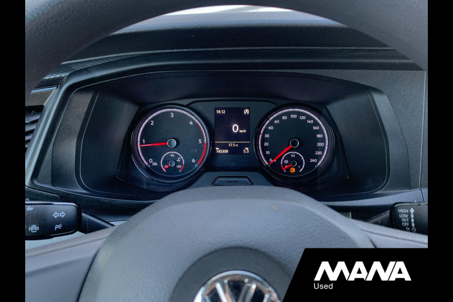 Volkswagen Transporter 2.0TDI L2H1 28 Airco Cruise Sensoren Trekhaak Betonplex Airbag 12V CarPlay Wandbekleding Bijrijdersbank DIN