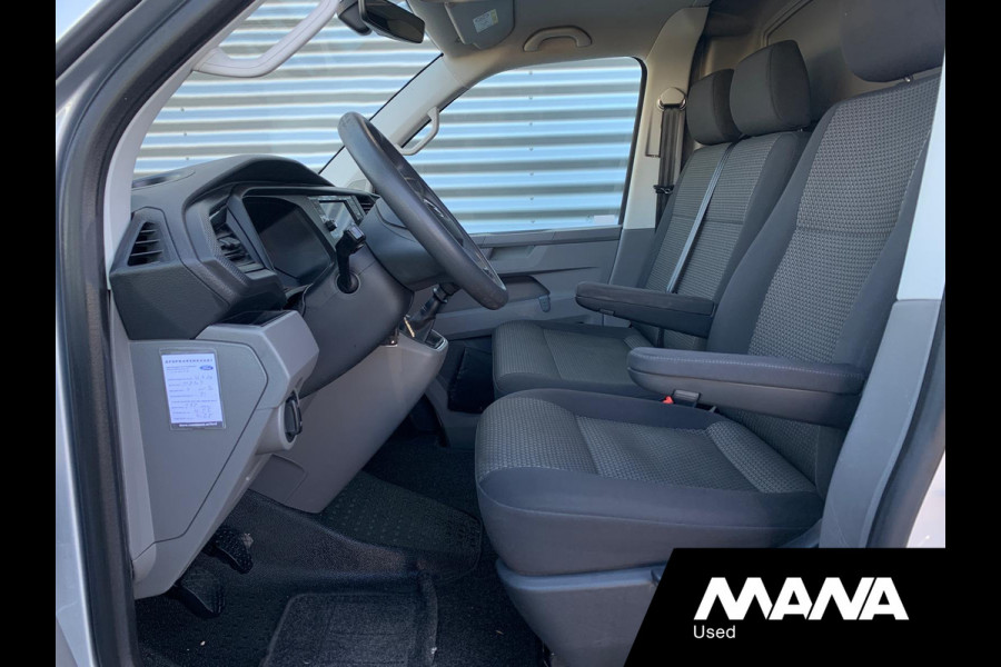 Volkswagen Transporter 2.0TDI L2H1 28 Airco Cruise Sensoren Trekhaak Betonplex Airbag 12V CarPlay Wandbekleding Bijrijdersbank DIN