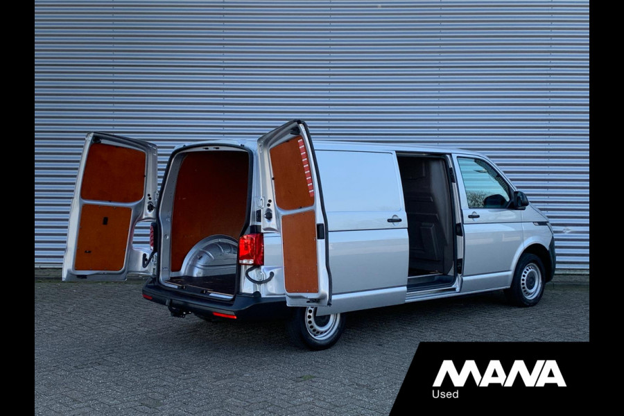 Volkswagen Transporter 2.0TDI L2H1 28 Airco Cruise Sensoren Trekhaak Betonplex Airbag 12V CarPlay Wandbekleding Bijrijdersbank DIN