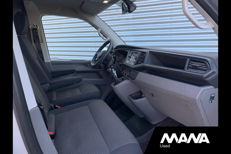 Volkswagen Transporter 2.0TDI L2H1 28 Airco Cruise Sensoren Trekhaak Betonplex Airbag 12V CarPlay Wandbekleding Bijrijdersbank DIN