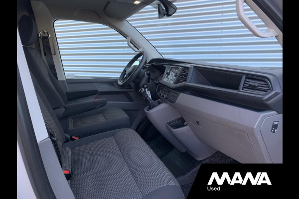 Volkswagen Transporter 2.0TDI L2H1 28 Airco Cruise Sensoren Trekhaak Betonplex Airbag 12V CarPlay Wandbekleding Bijrijdersbank DIN