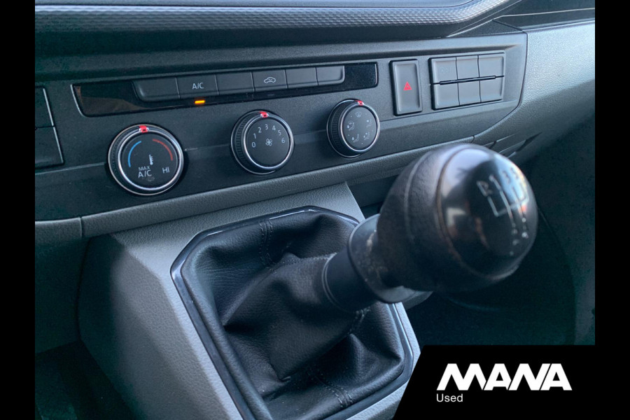 Volkswagen Transporter 2.0TDI L2H1 28 Airco Cruise Sensoren Trekhaak Betonplex Airbag 12V CarPlay Wandbekleding Bijrijdersbank DIN